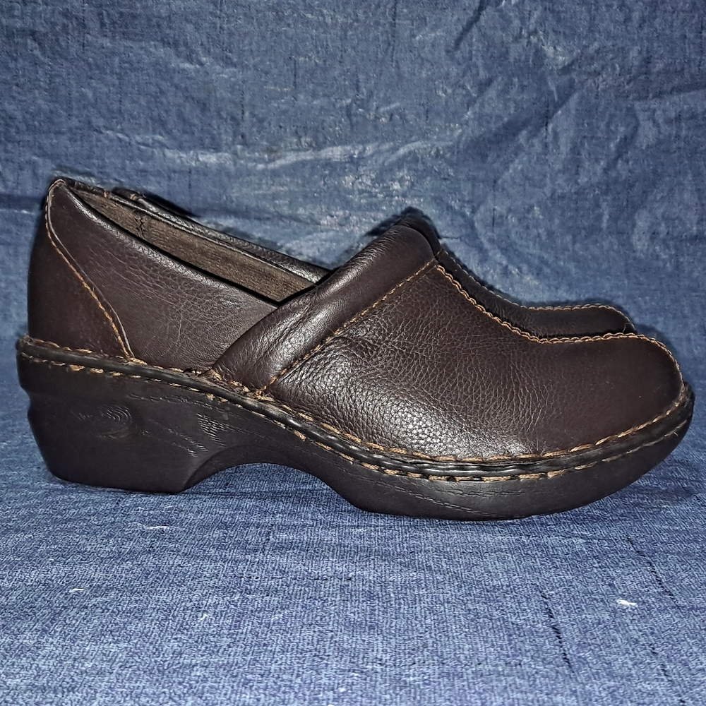 Thom McAn Clogs Women's Size 8.5M Brown Slip-ons Leather Upper 2 in. Heels Comfy